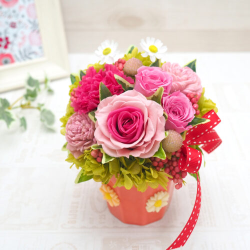 ピンクの花器にピンクの花をぎゅっとまとめて