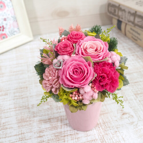 可愛いピンクのバラとキラッと光る小さなハートのオーナメント
